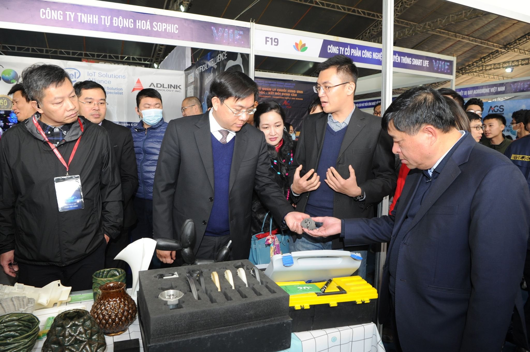 Bộ trưởng Bộ kế hoạch đầu tư Nguyễn Chí Dũng ghé thăm gian hàng DIGMAN và nghe chia sẻ về công nghệ in 3D